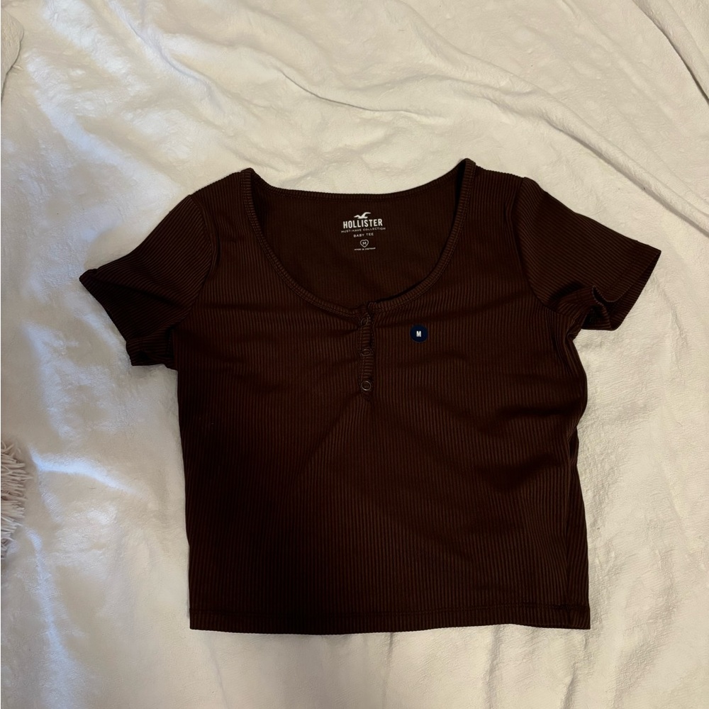 Medium brown hollister baby tee with buttons. Tags on